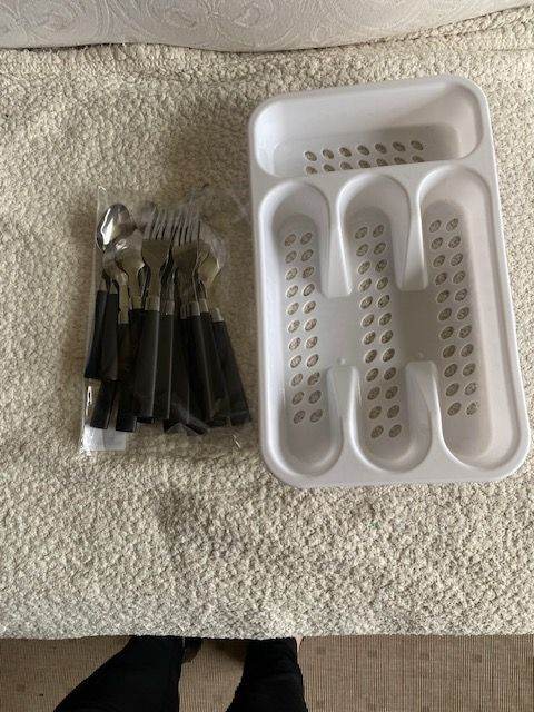  New 16 Piece Cutlery  SEt  with Black Handles and Cutlery Tray 