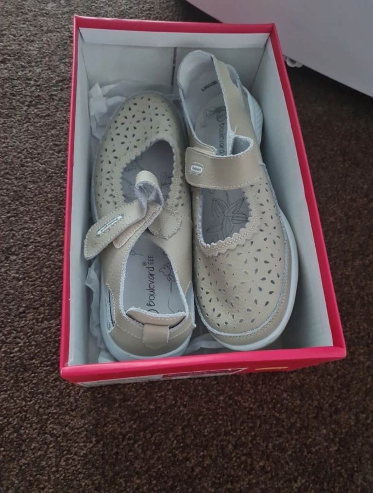 Boulevard wide fit beige shoes size 6