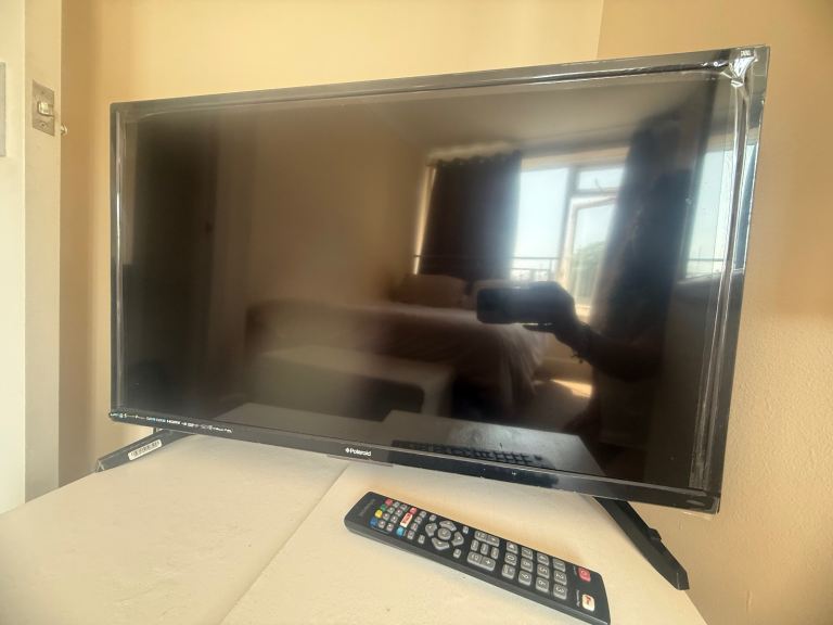 Polaroid 32" Smart TV with Remote – Good Condition
