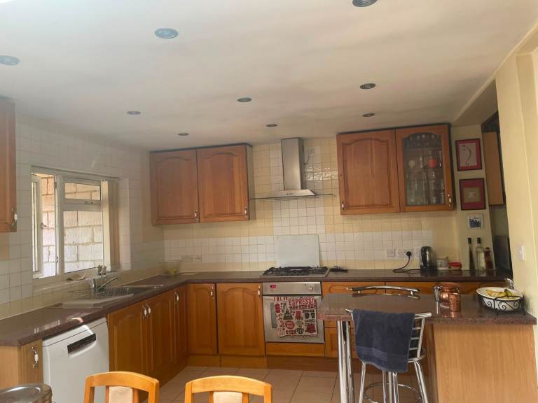 Oak door front Kitchen Units with hob and hood – Good Condition