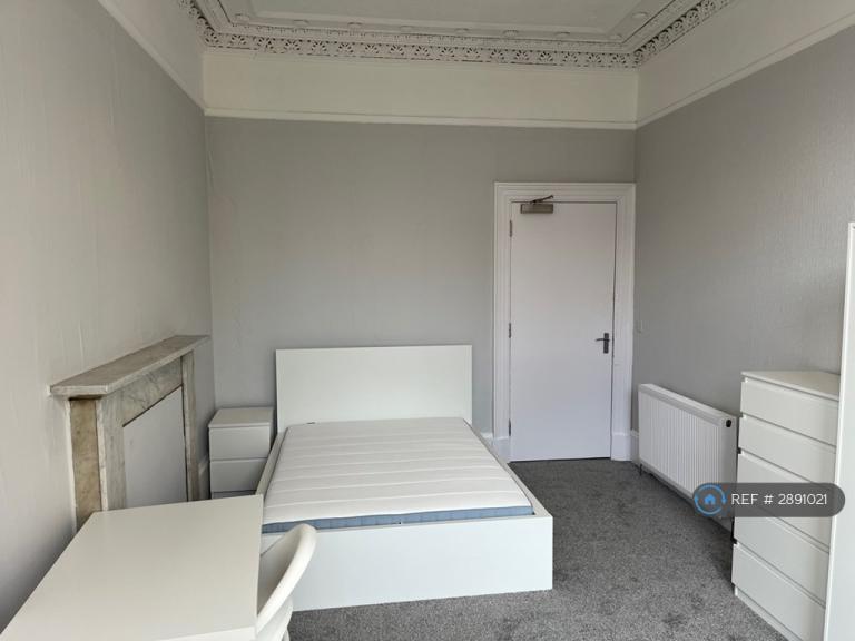3 bedroom flat in Bank Street, Glasgow, G12 (3 bed) (#2891021)