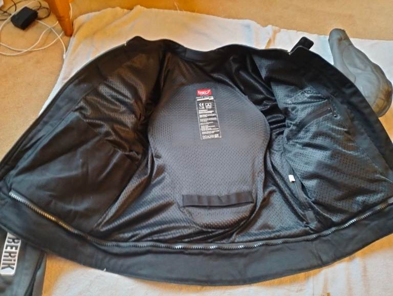 Berik Ls2-8323 2pc Leather Mens Motorcycle Suit Size Medium 32" Waist 42" Chest