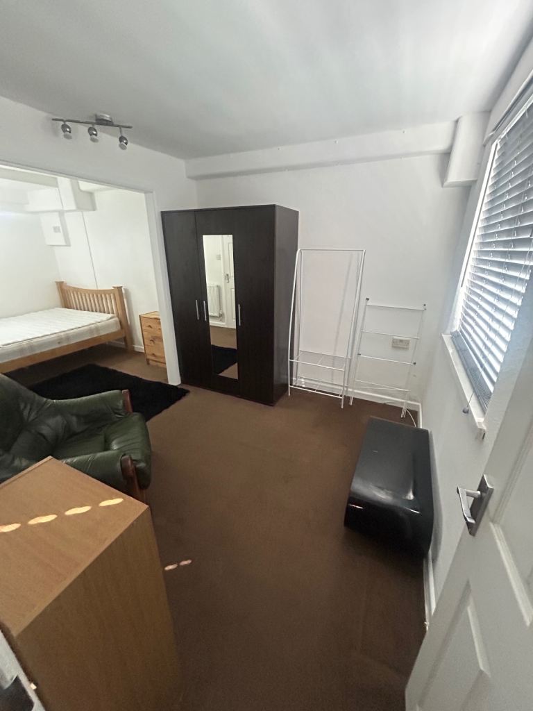 A VERY LARGE DOUBLE ROOM AVAILABLE FOR RENT 