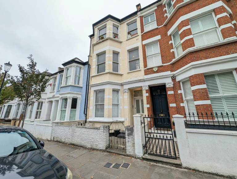 Ground floor 1 bedroom flat with private garden in fantastic location of North Kensington, W10
