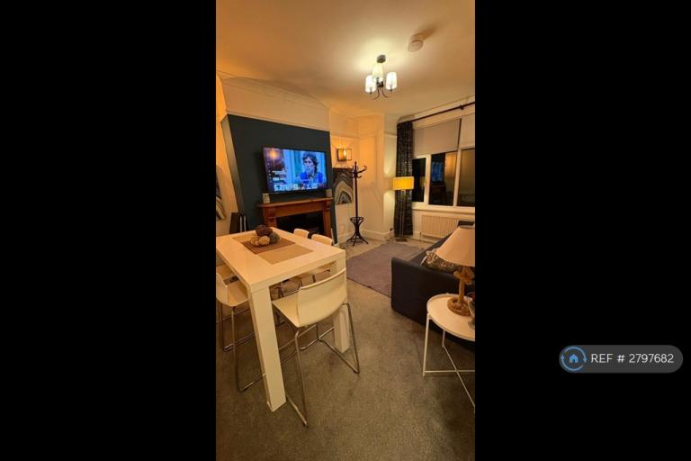 2 bedroom flat in Colney Hatch Lane, London, N10 (2 bed) (#2797682)