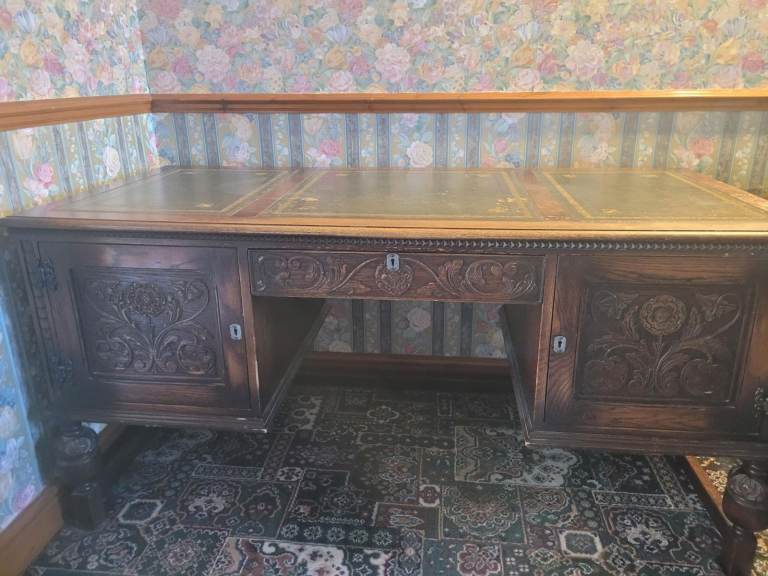 Jaycee Oak carved desk (Brighton, circa 1970's)