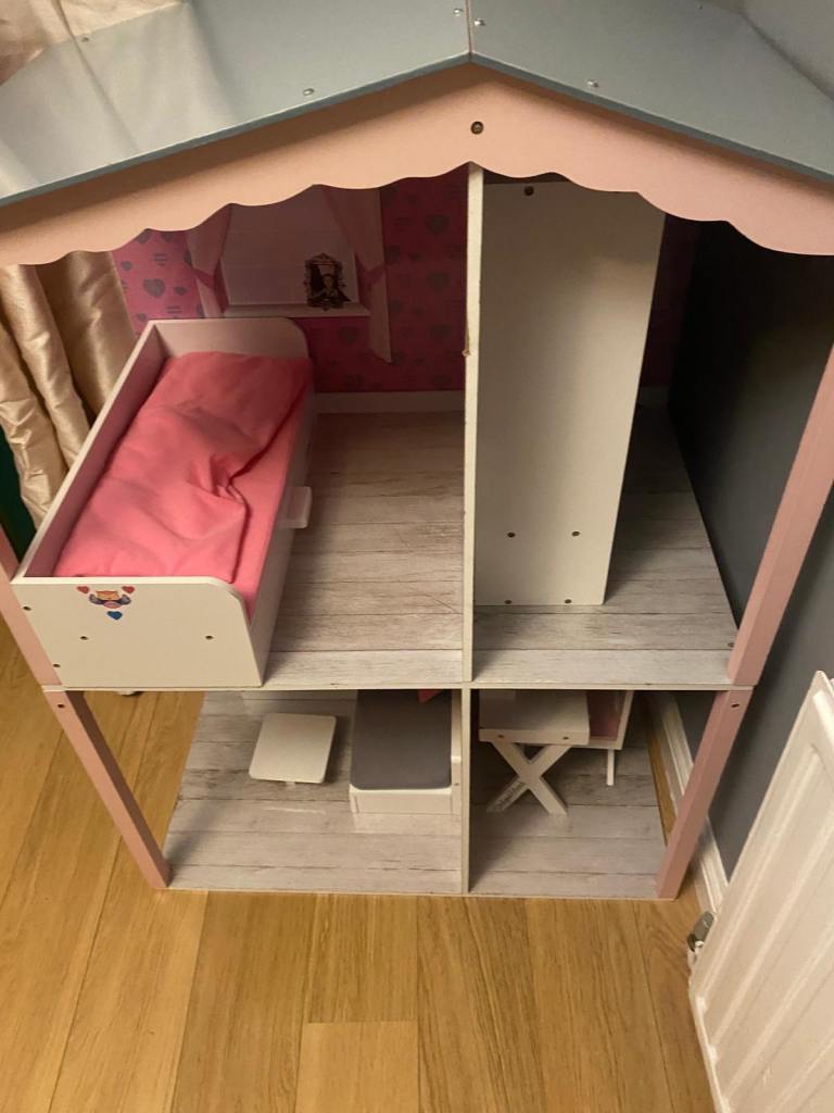 DesignaFriend Furniture with free house
