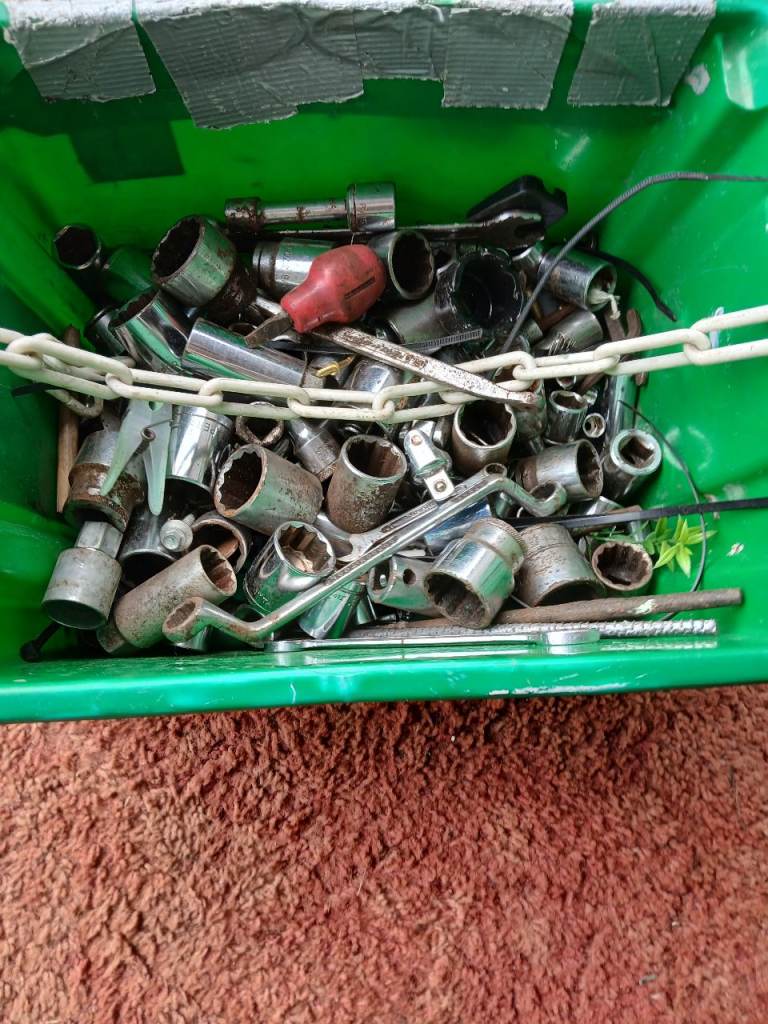 BOX OF ASSORTED SOCKETS  ALL SIZE S
