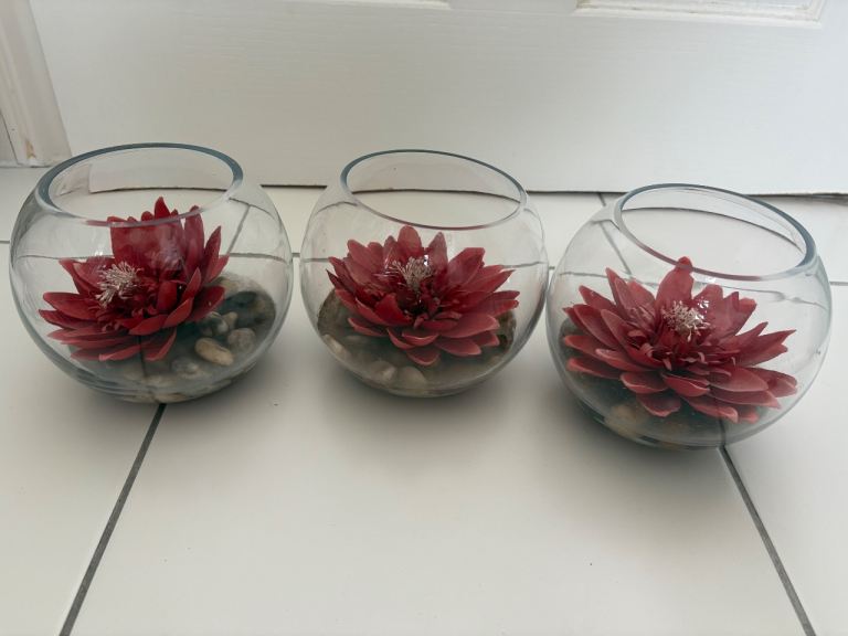 Glass bowls with pebbles in gel and Red Flower