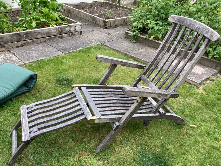 Foldable, wooden garden chair with seat cover.