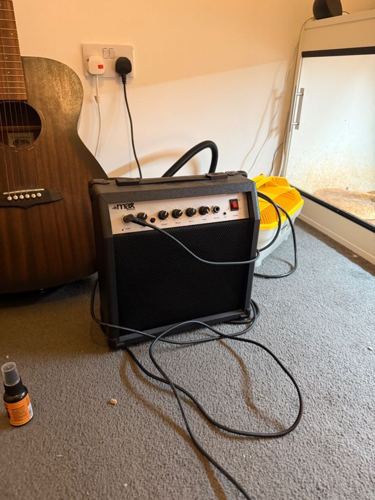 MAX Music Guitar Amp + Cable