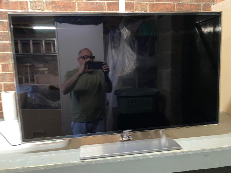 Samsung 46” smart Tv - ideal for gaming
