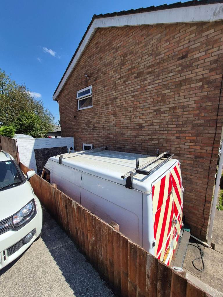 Roof bars with loading roller