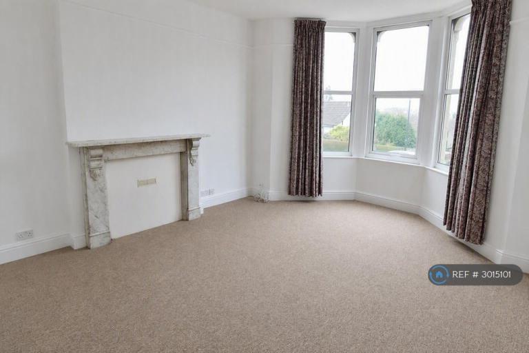 2 bedroom flat in Channel View Crescent, Bristol, BS20 (2 bed) (#3015101)