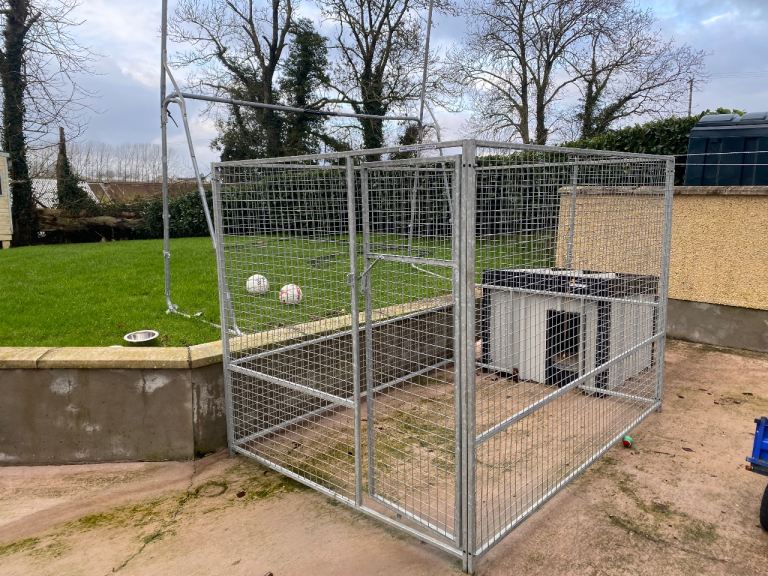 Galvanised dog kennel with large insulated dog house 