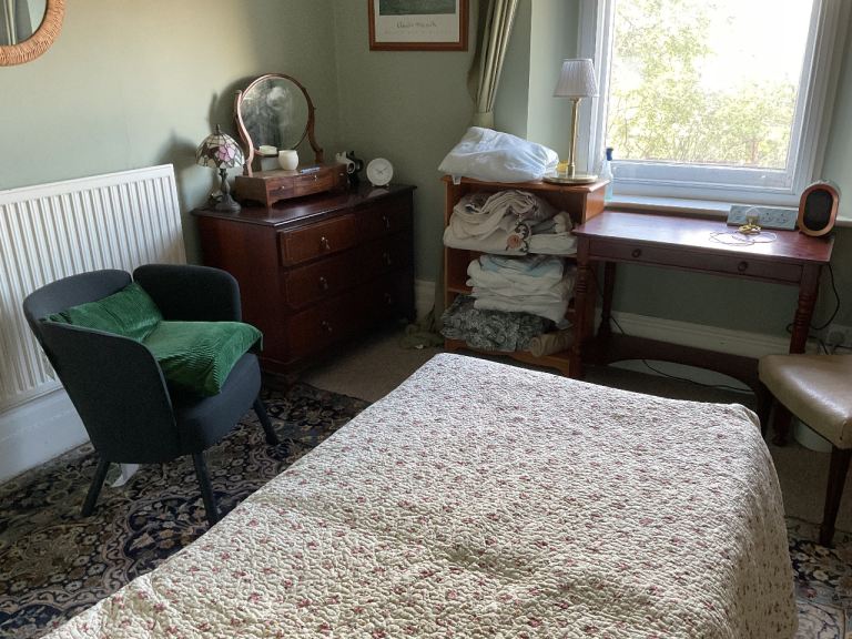 Room in family house, £625 inc bills, available now.