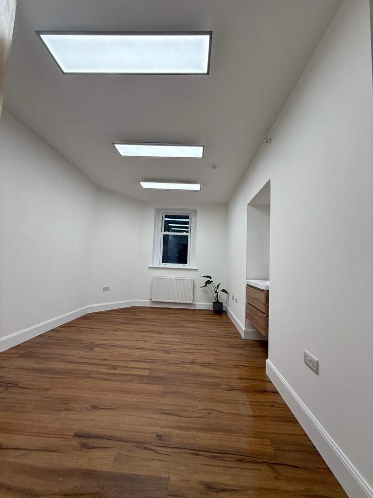 Office to Rent – Private 16m² Room with Sink | Holyrood Business Park (EH16 4AP)