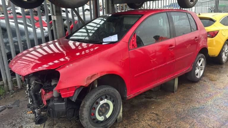 Breaking spare parts vw golf mk5 red
