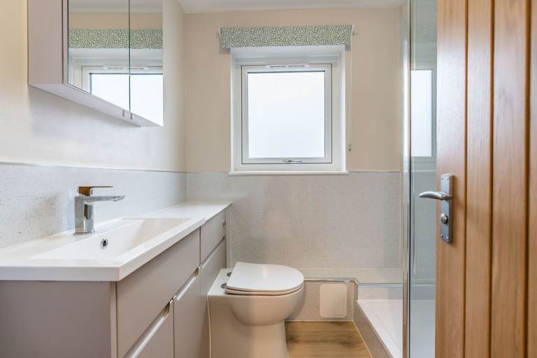 Contemporary, 2 bedroom flat in Morningside, with flexible furnishings – available NOW