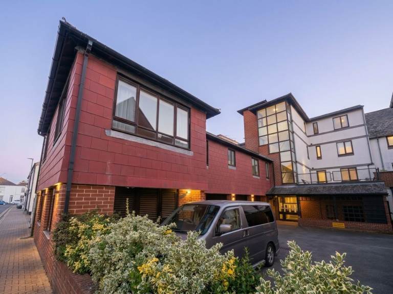 2 Bed Shared Flat, Family Owned and Occupied