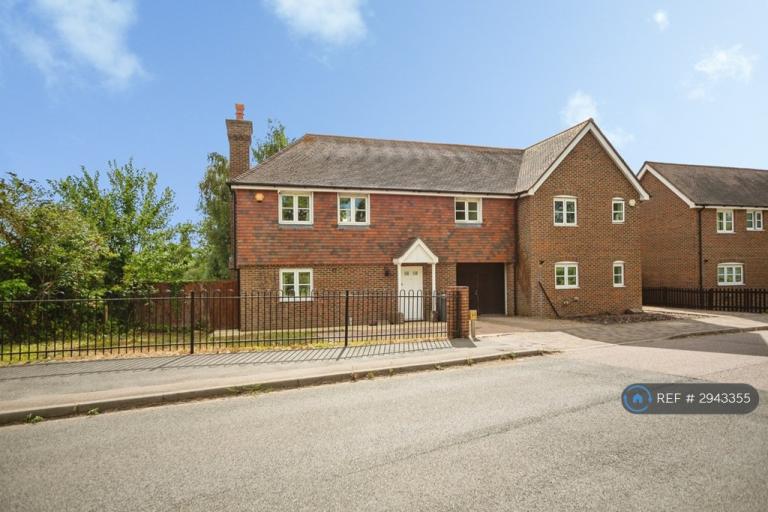 4 bedroom house in Cemetery Road, Snodland, ME6 (4 bed) (#2943355)