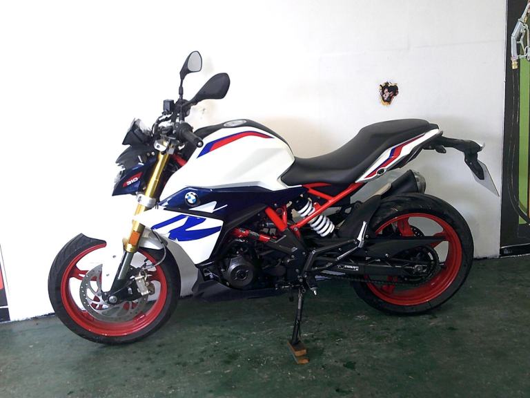 2022 72-reg BMW G 310 R finished in blue and white