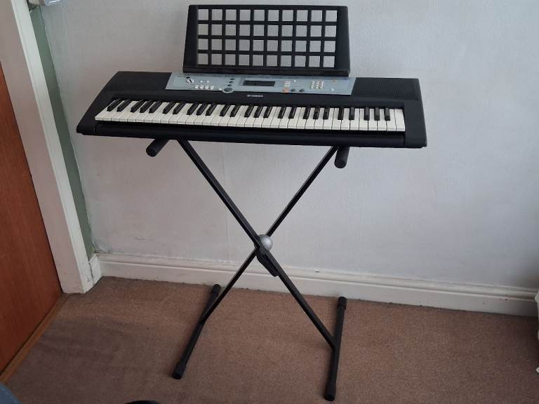 Yamaha YPT-200 Electronic Keyboard with Stand and Power Supply