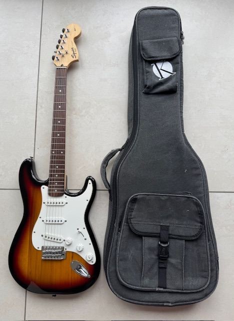 Fender Squier Stratocaster 2005 w/Gig Bag + Extras £145