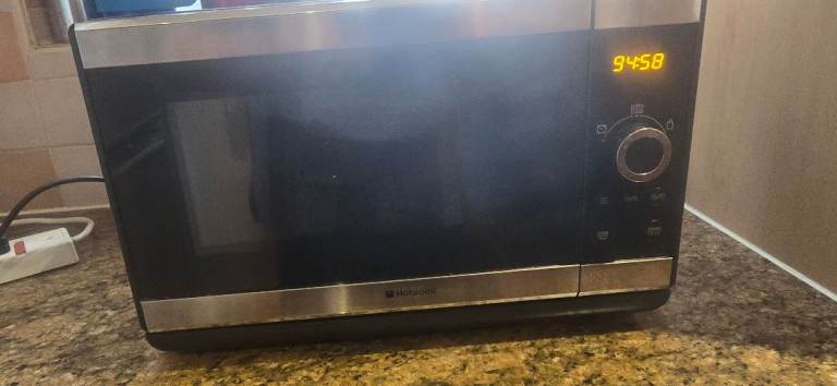 🍽️ Hotpoint Microwave Oven – £35 🍽️ 💷 £35 ONO ✅ Fully working