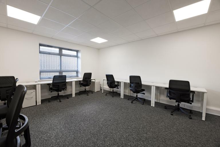 Private Office Rental in HIGH WYCOMBE HP123RL - 5-Desk Setup