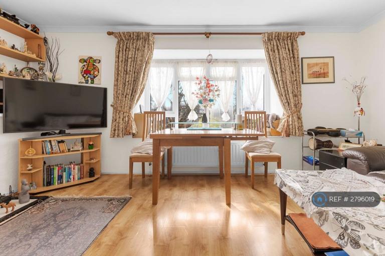 1 bedroom in Curzon House, London, W5 (#2796019)