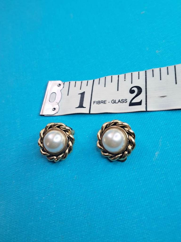 Vintage clip-on earrings Gold- toned. 