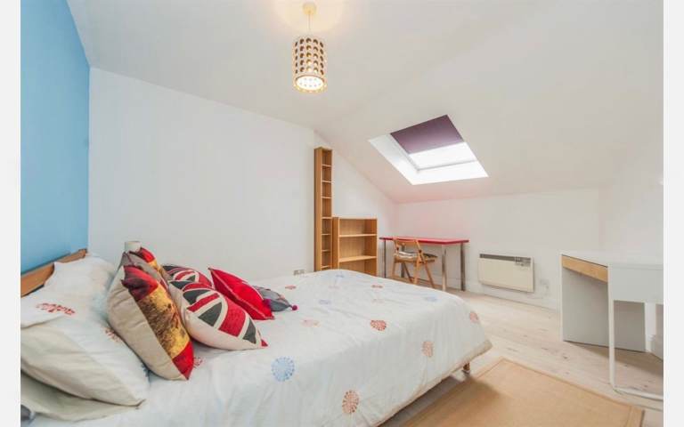 Large Double Room Hanwell, Close to Ealing Hospital Suitable for Professional or Mature Student.