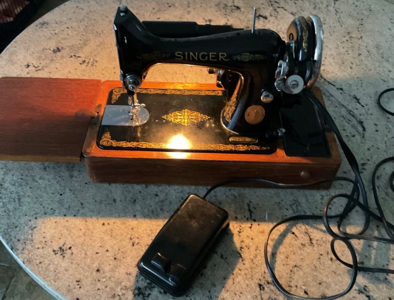 Singer sowing machine. Vintage circa 1950s in amazing condition.
