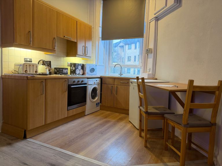 Furnished, just upgraded, one bedroom flat, 2minutes walk to Paisley Canal Train station