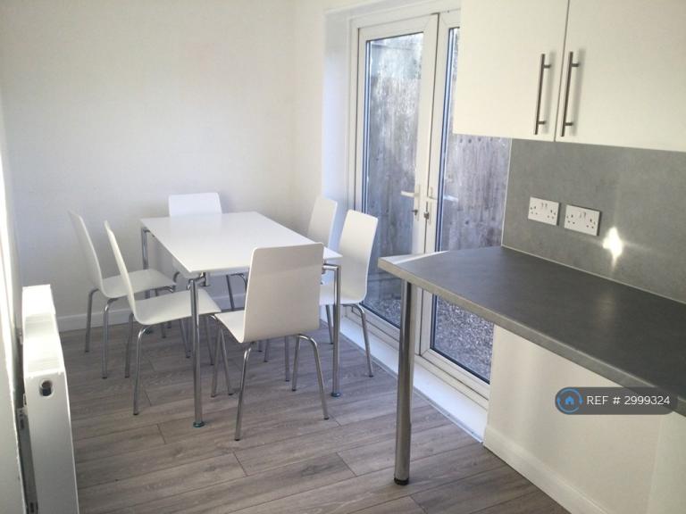 6 bedroom house in Rokells, Basildon, SS14 (6 bed) (#2999324)