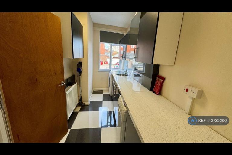 3 bedroom flat in St. John Street, Newport Pagnell, MK16 (3 bed) (#2723080)