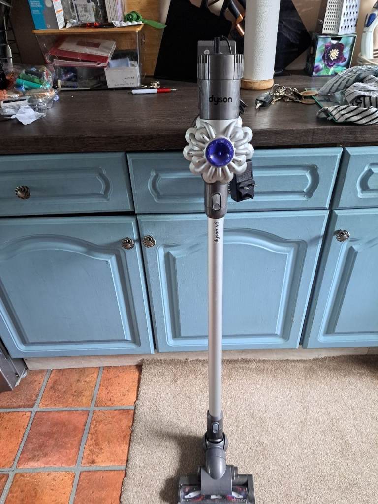working dyson cordless V6 handheld fully tooled new charger new battery