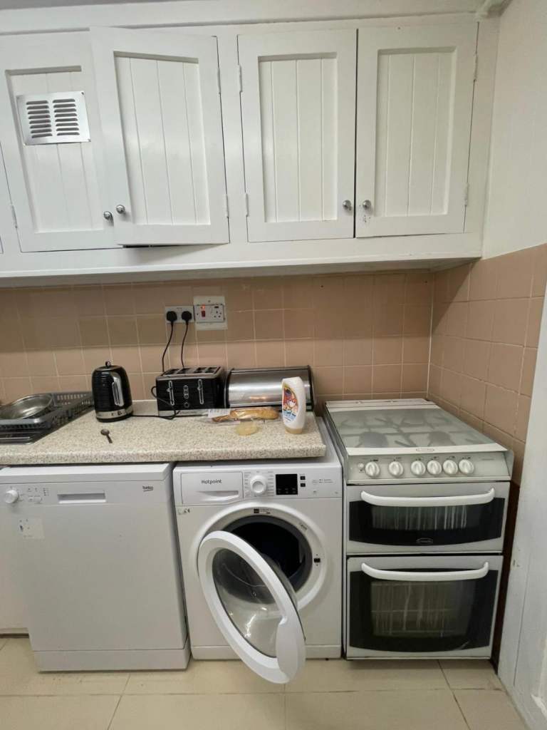 DOUBLE BEDSIT CLEM ATLEE COURT FULHAM SW6
