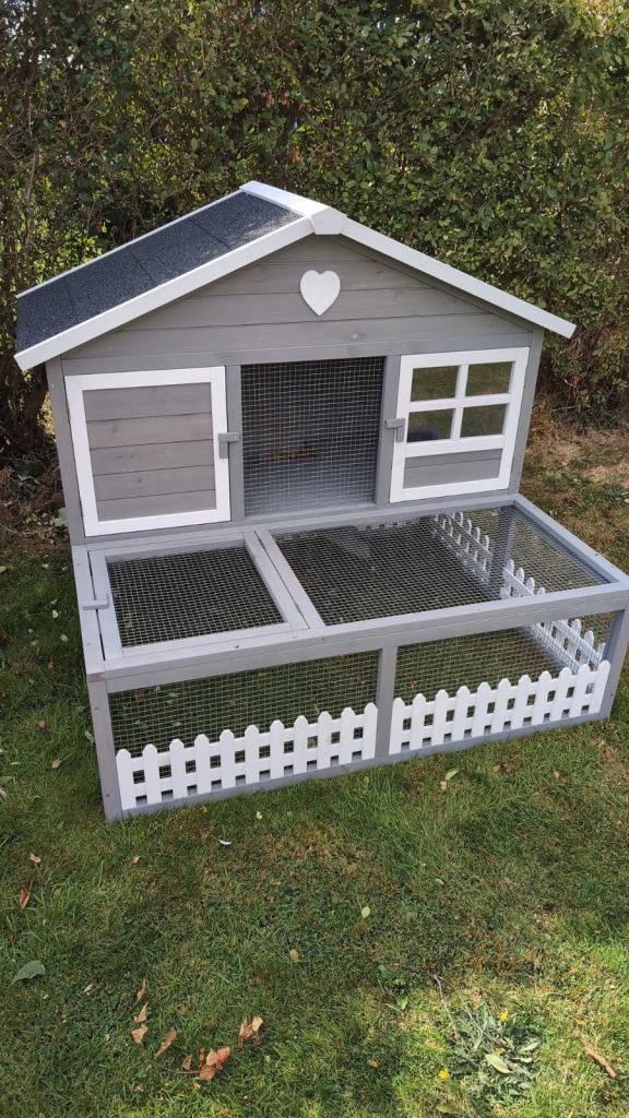 4ft Guinea pig/rabbit cottage style hutch and cover 