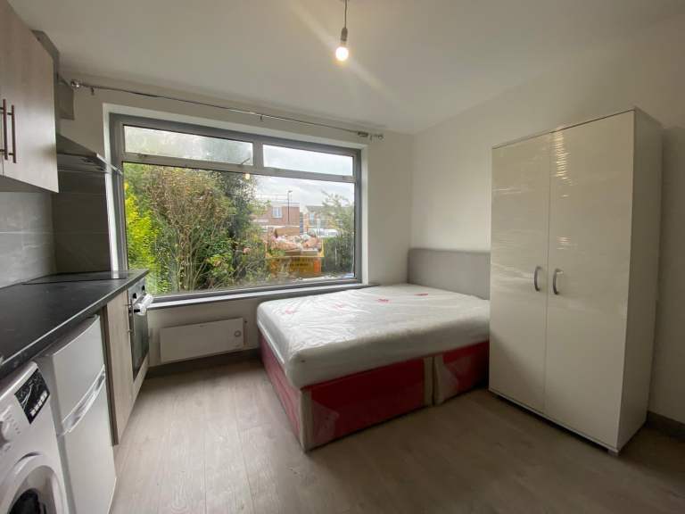 Studio Flat in Leicestershire, LE10 0DH 