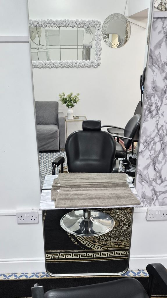 Silver Mirror Styling Unit for Salon/Barbers – Good Condition