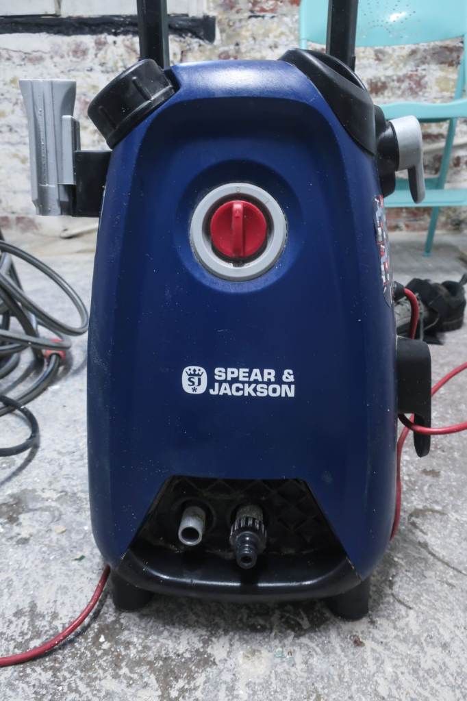 Spear & Jackson Pressure Washer 1800W - used, plus hose pipe. Some damage fully working