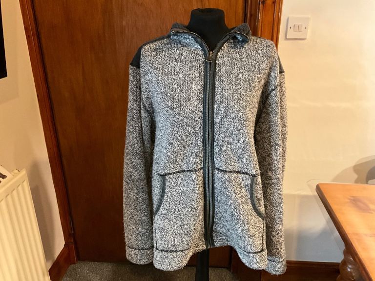 Grey fleece great for dog walking etc. Size large. Bargain price thanks 🙏 