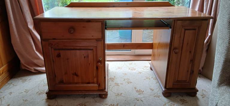 Computer table