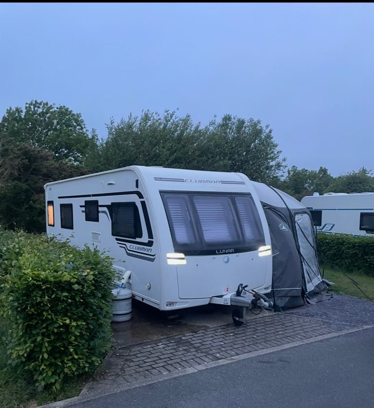 LUNAR CLUBMAN SB. 2016 COMPLETE WITH FULL AIR AWNING.  4 BERTH. FIXED SINGLE BEDS. 