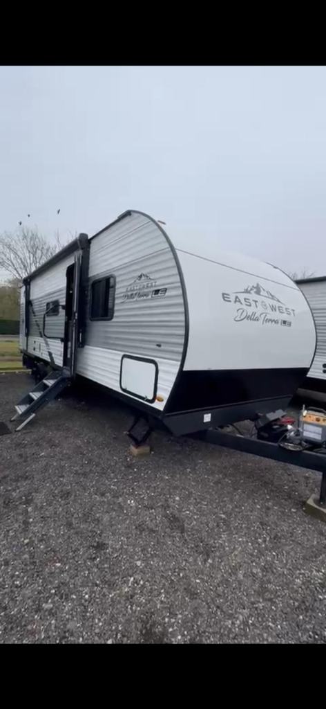 EAST TO WEST DELLA TERRA LE 255 BHLE - 10 BERTH - 2023 - ONE OWNER FROM NEW