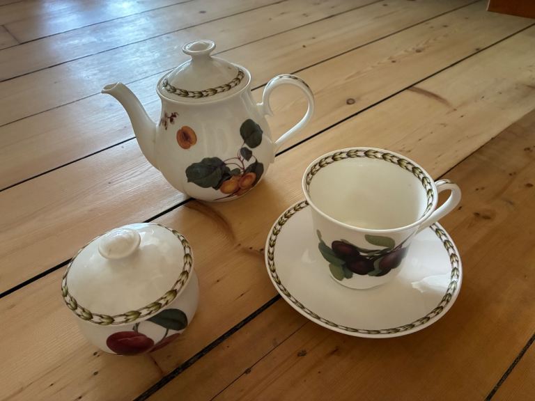 Queen's Collection Hookers Fruit –Plates, teapot, Cups, Jug