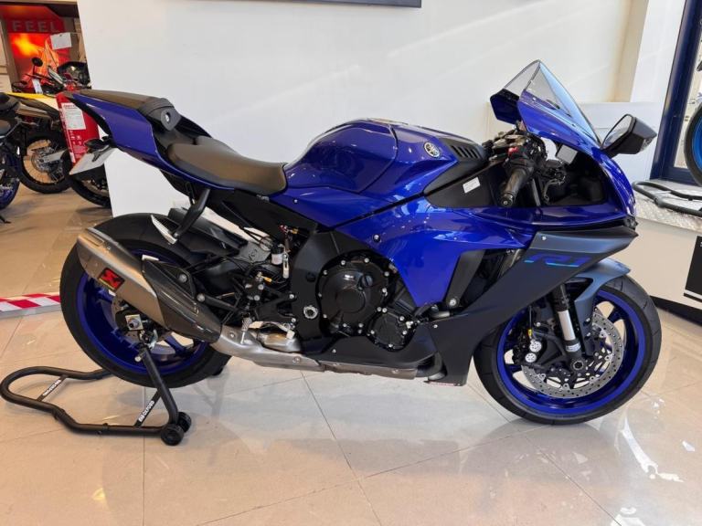 2026 YAMAHA R1 - 1 OWNERS - LOW MILES - LOADED WITH OHLINS +MORE 