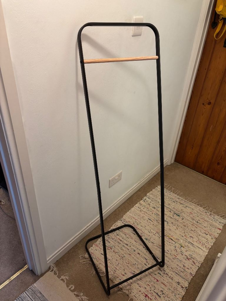 Tower coat hanger
